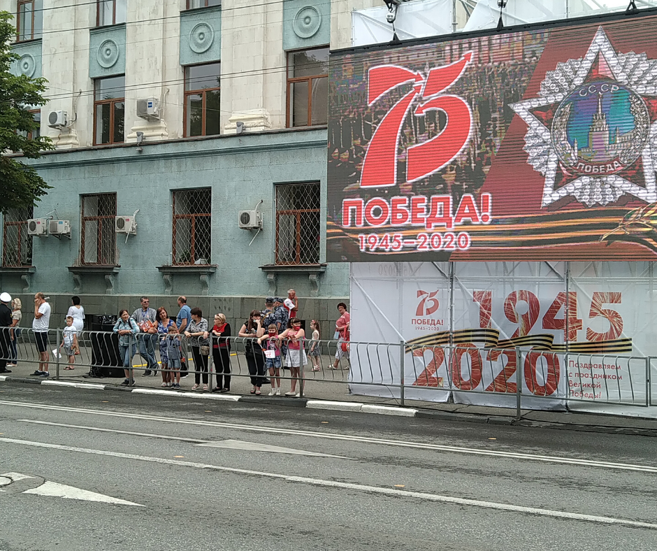 Улица украшена всякими плакатами и щитами, связанными с 75-летием победы в войне против нацистской Германии